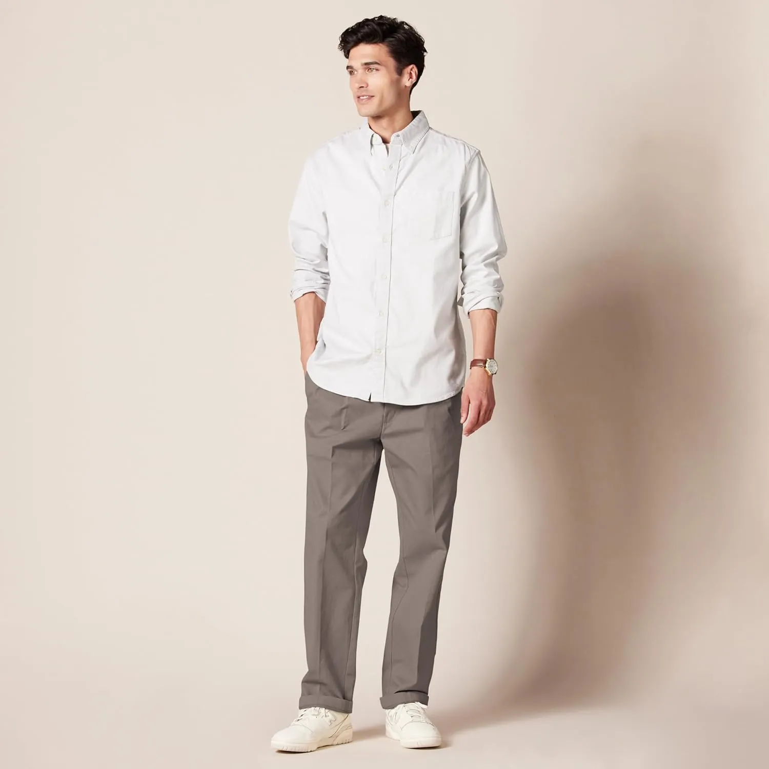 Amazon Essentials Men's Classic-Fit Wrinkle-Resistant Pleated Chino Pant (Available in Big & Tall)