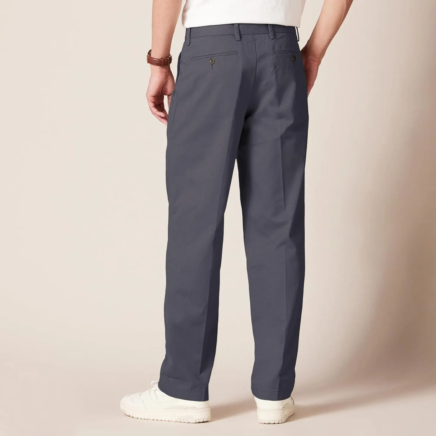 Amazon Essentials Men's Classic-Fit Wrinkle-Resistant Pleated Chino Pant (Available in Big & Tall)