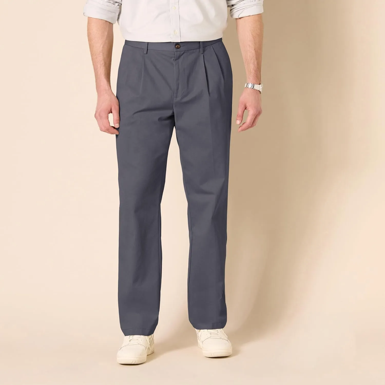 Amazon Essentials Men's Classic-Fit Wrinkle-Resistant Pleated Chino Pant (Available in Big & Tall)