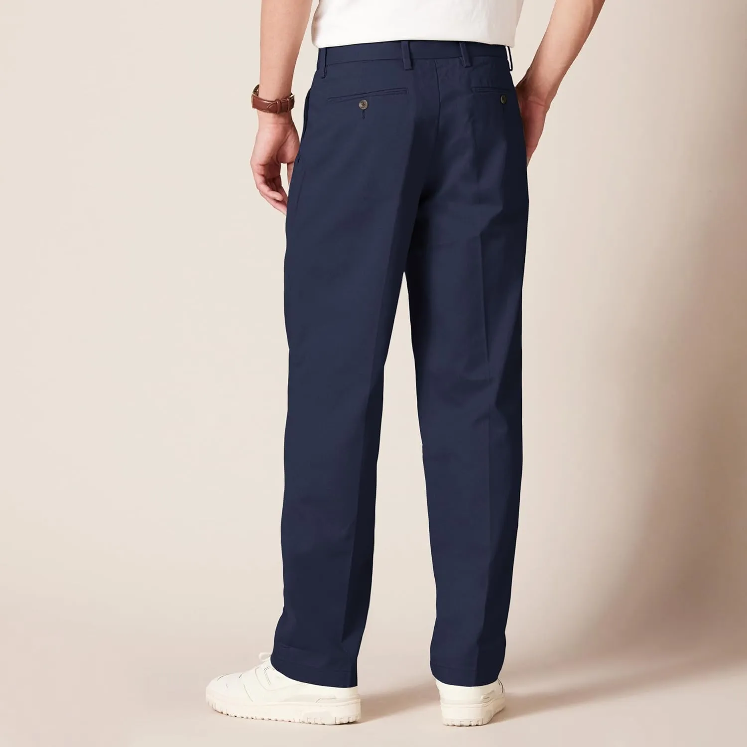 Amazon Essentials Men's Classic-Fit Wrinkle-Resistant Pleated Chino Pant (Available in Big & Tall)