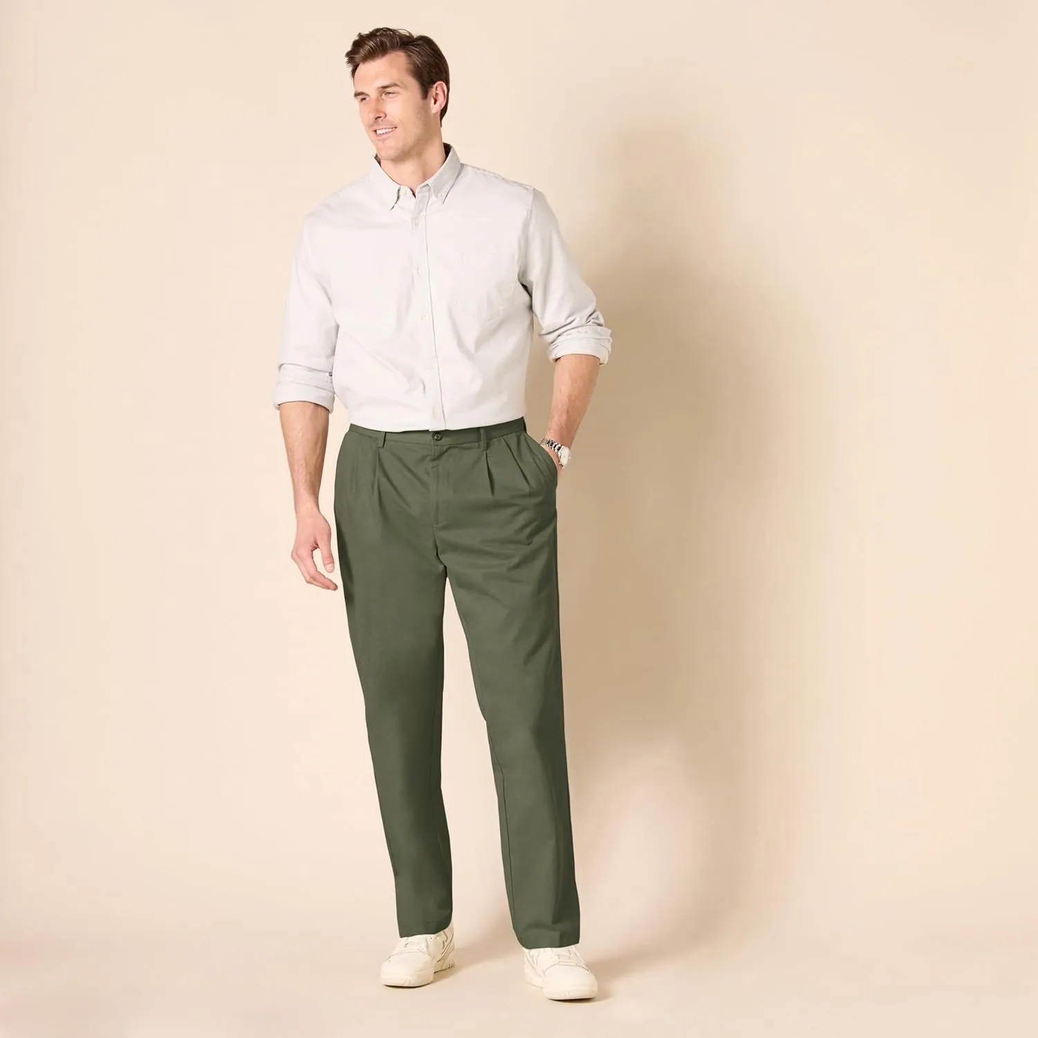 Amazon Essentials Men's Classic-Fit Wrinkle-Resistant Pleated Chino Pant (Available in Big & Tall)