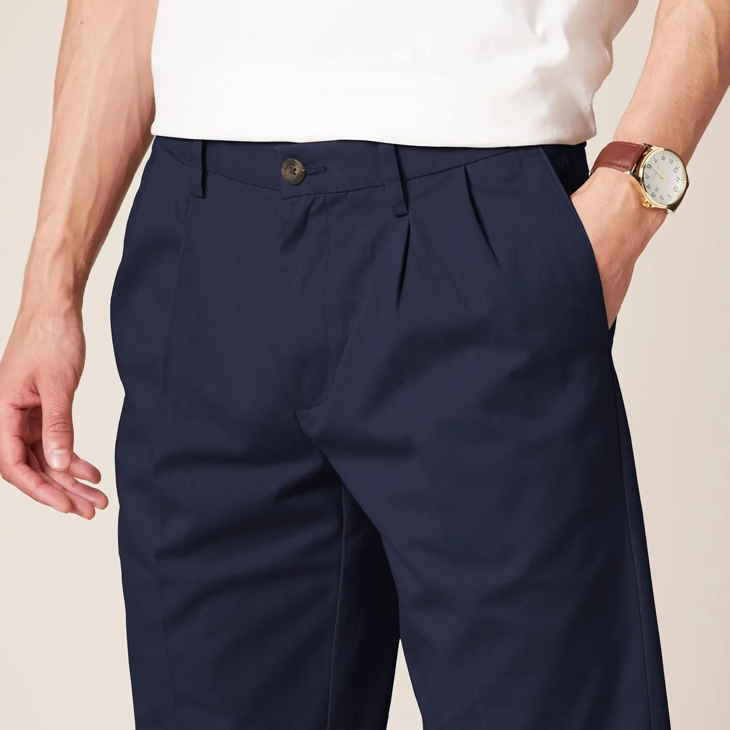 Amazon Essentials Men's Classic-Fit Wrinkle-Resistant Pleated Chino Pant (Available in Big & Tall)