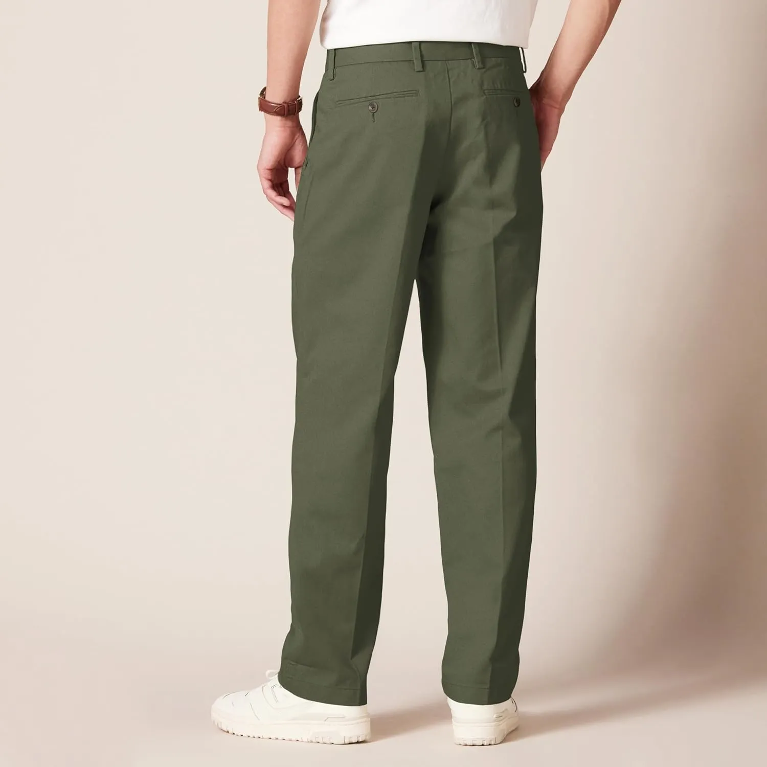 Amazon Essentials Men's Classic-Fit Wrinkle-Resistant Pleated Chino Pant (Available in Big & Tall)