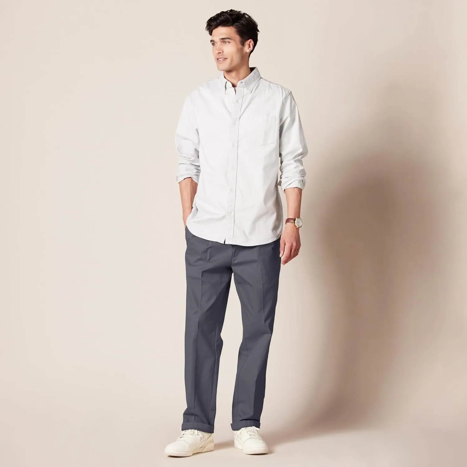 Amazon Essentials Men's Classic-Fit Wrinkle-Resistant Pleated Chino Pant (Available in Big & Tall)