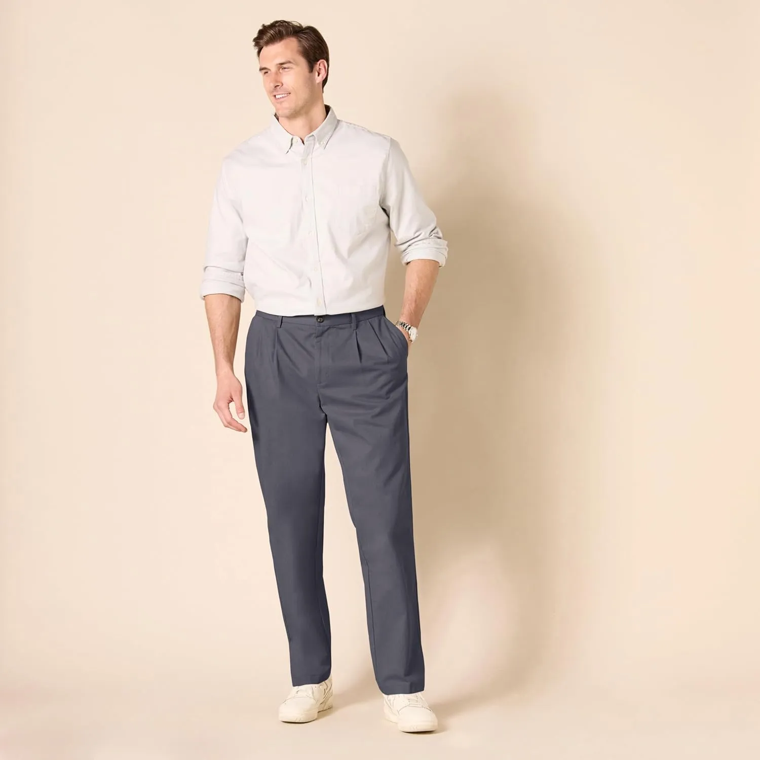 Amazon Essentials Men's Classic-Fit Wrinkle-Resistant Pleated Chino Pant (Available in Big & Tall)