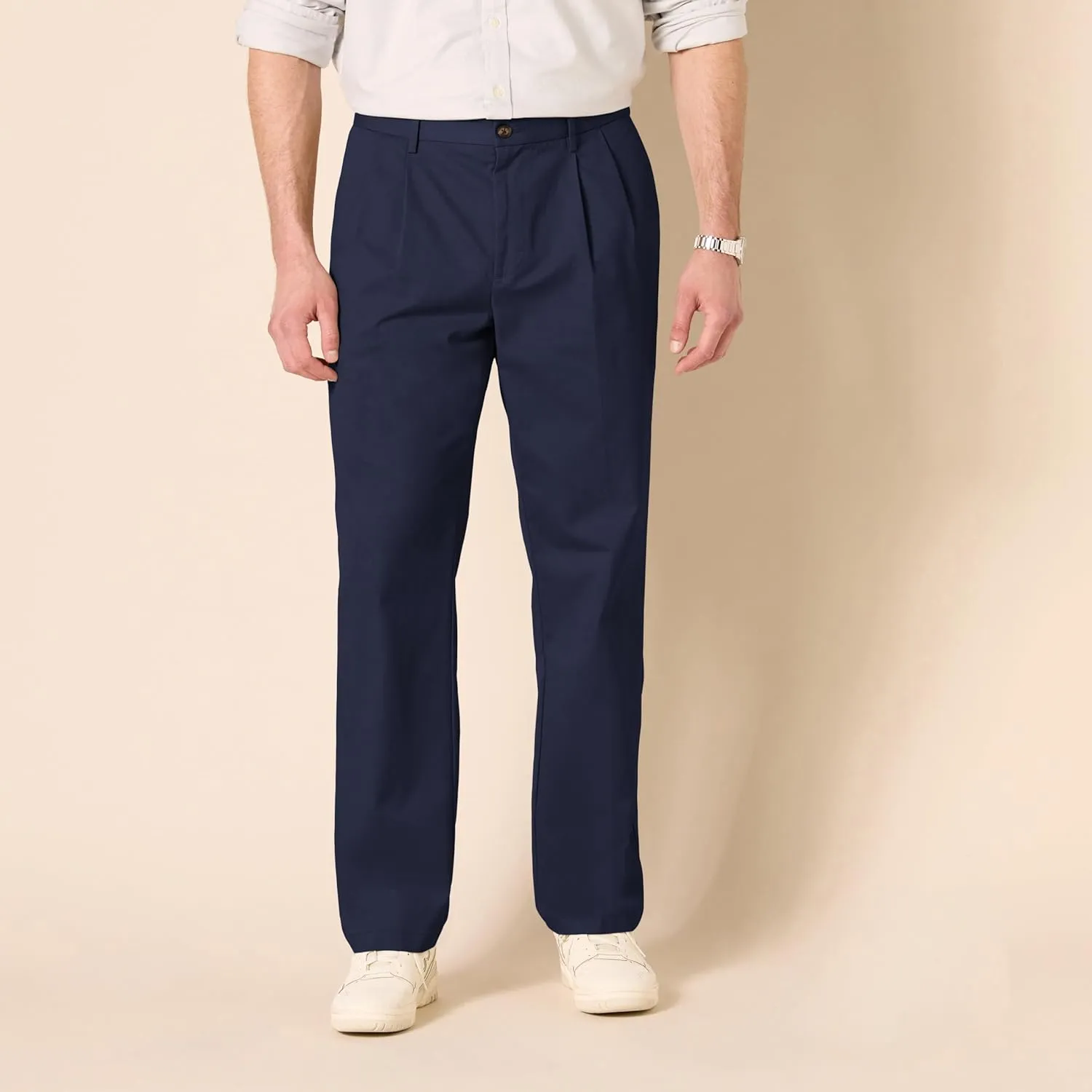 Amazon Essentials Men's Classic-Fit Wrinkle-Resistant Pleated Chino Pant (Available in Big & Tall)