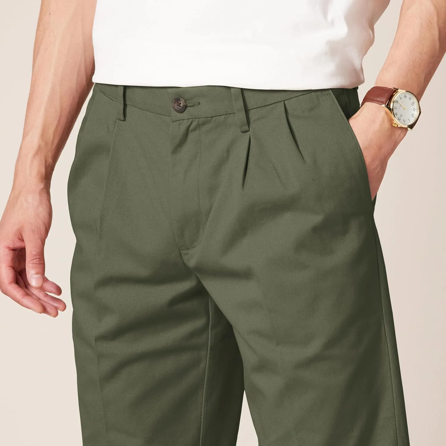 Amazon Essentials Men's Classic-Fit Wrinkle-Resistant Pleated Chino Pant (Available in Big & Tall)