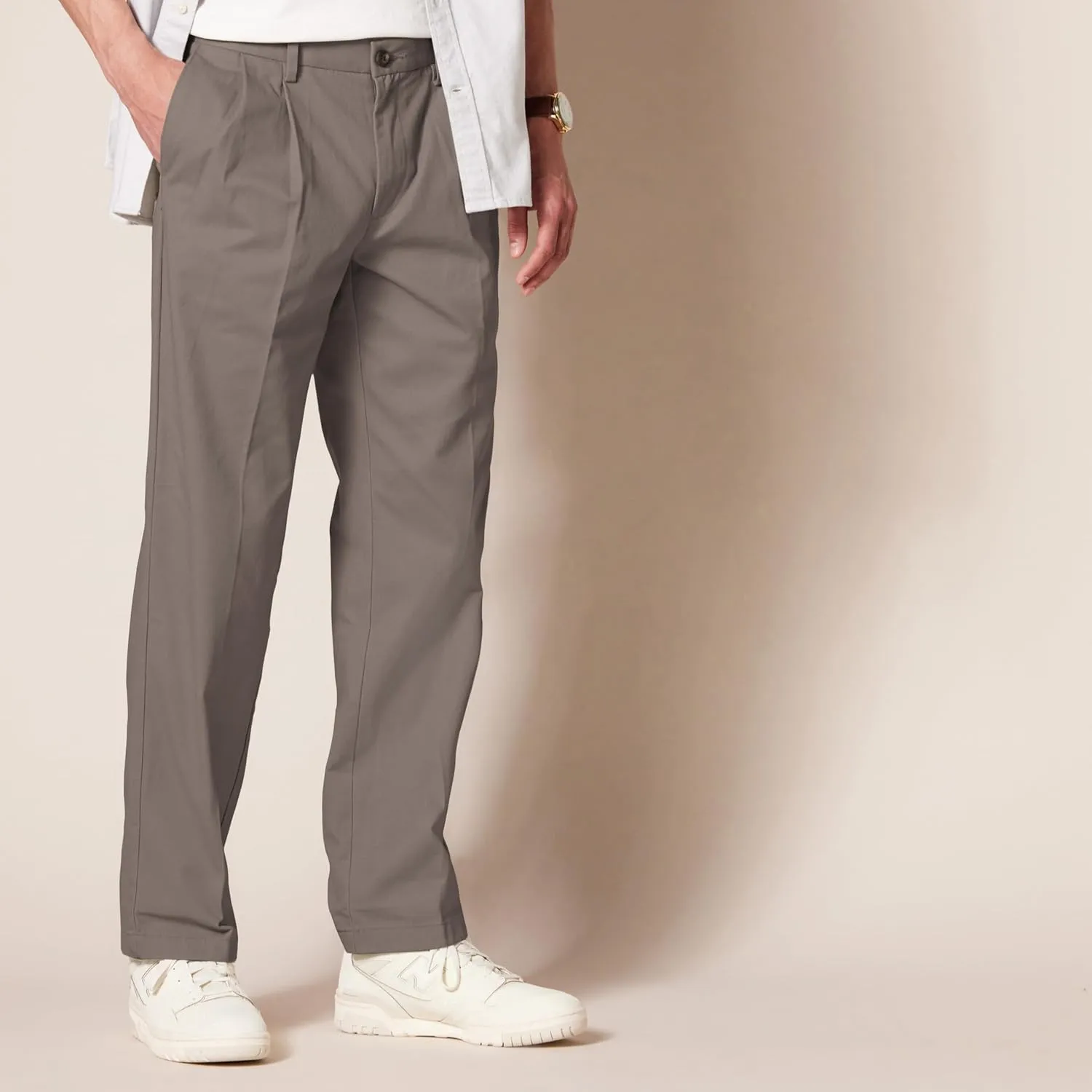 Amazon Essentials Men's Classic-Fit Wrinkle-Resistant Pleated Chino Pant (Available in Big & Tall)