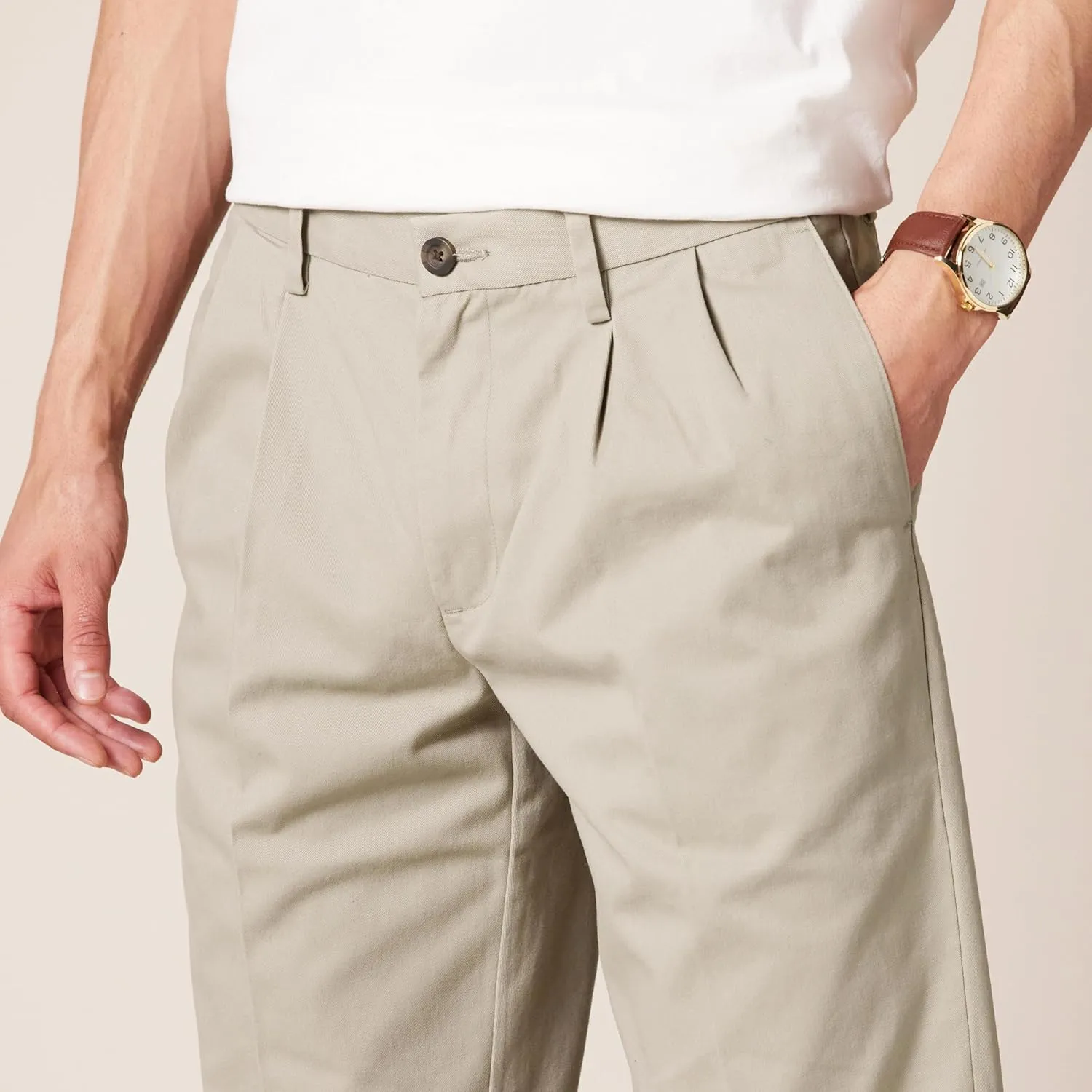 Amazon Essentials Men's Classic-Fit Wrinkle-Resistant Pleated Chino Pant (Available in Big & Tall)