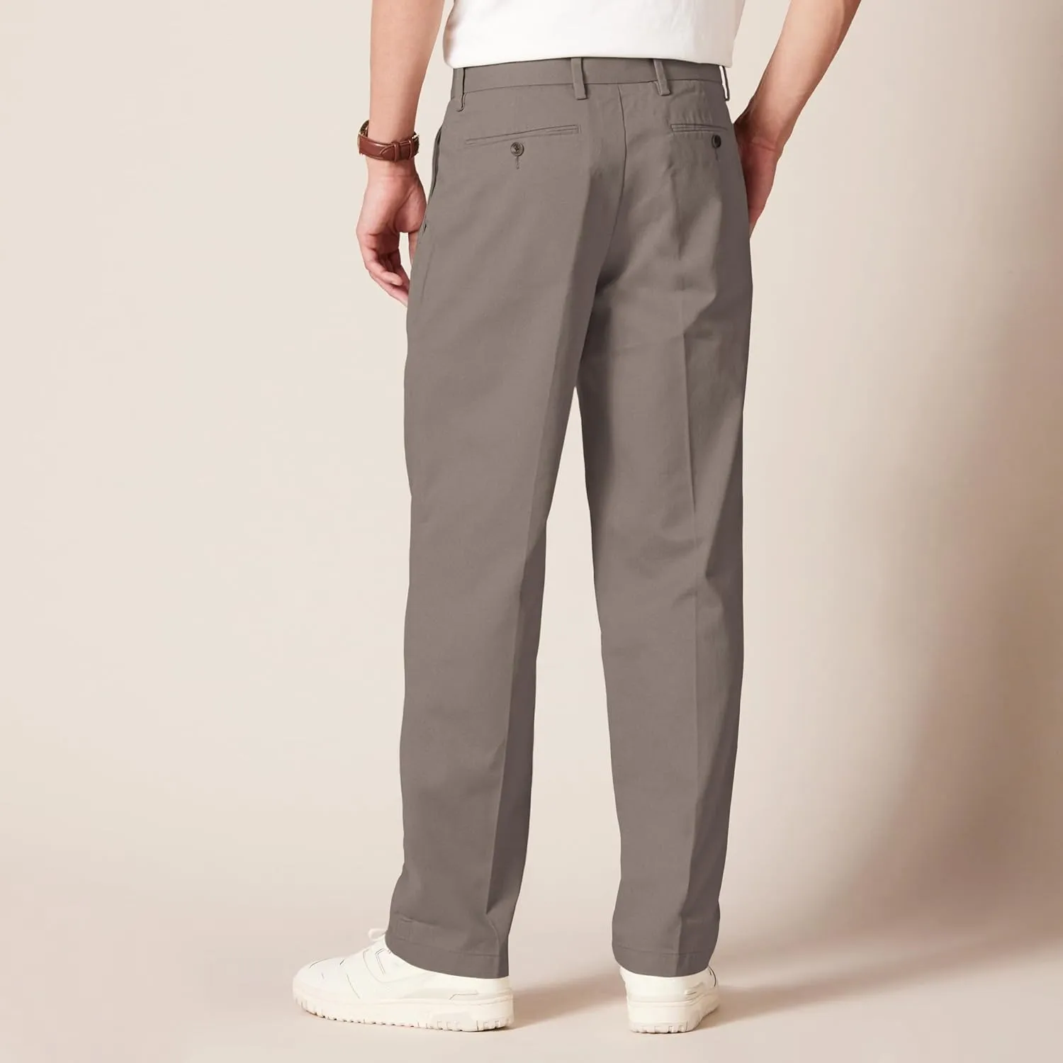 Amazon Essentials Men's Classic-Fit Wrinkle-Resistant Pleated Chino Pant (Available in Big & Tall)
