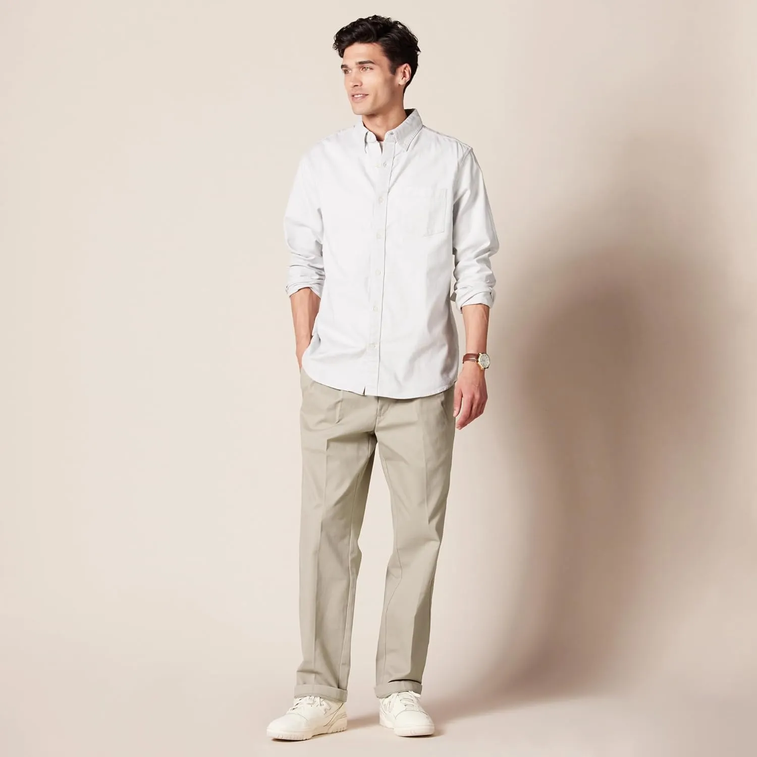 Amazon Essentials Men's Classic-Fit Wrinkle-Resistant Pleated Chino Pant (Available in Big & Tall)