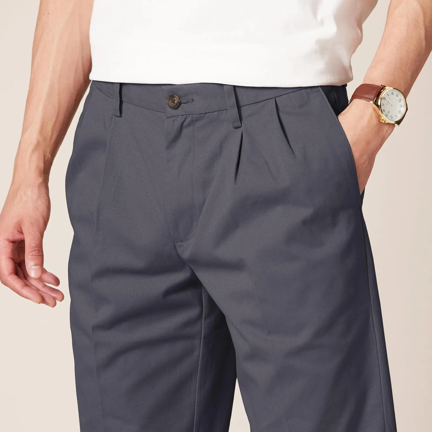 Amazon Essentials Men's Classic-Fit Wrinkle-Resistant Pleated Chino Pant (Available in Big & Tall)