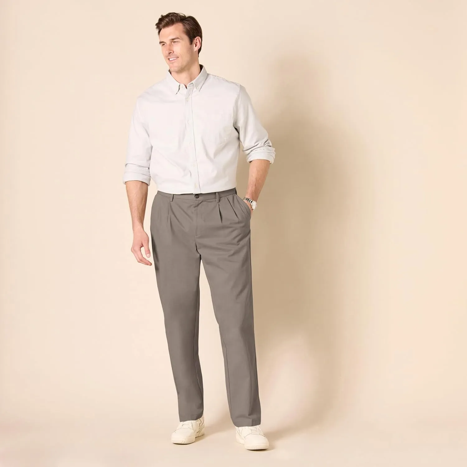 Amazon Essentials Men's Classic-Fit Wrinkle-Resistant Pleated Chino Pant (Available in Big & Tall)