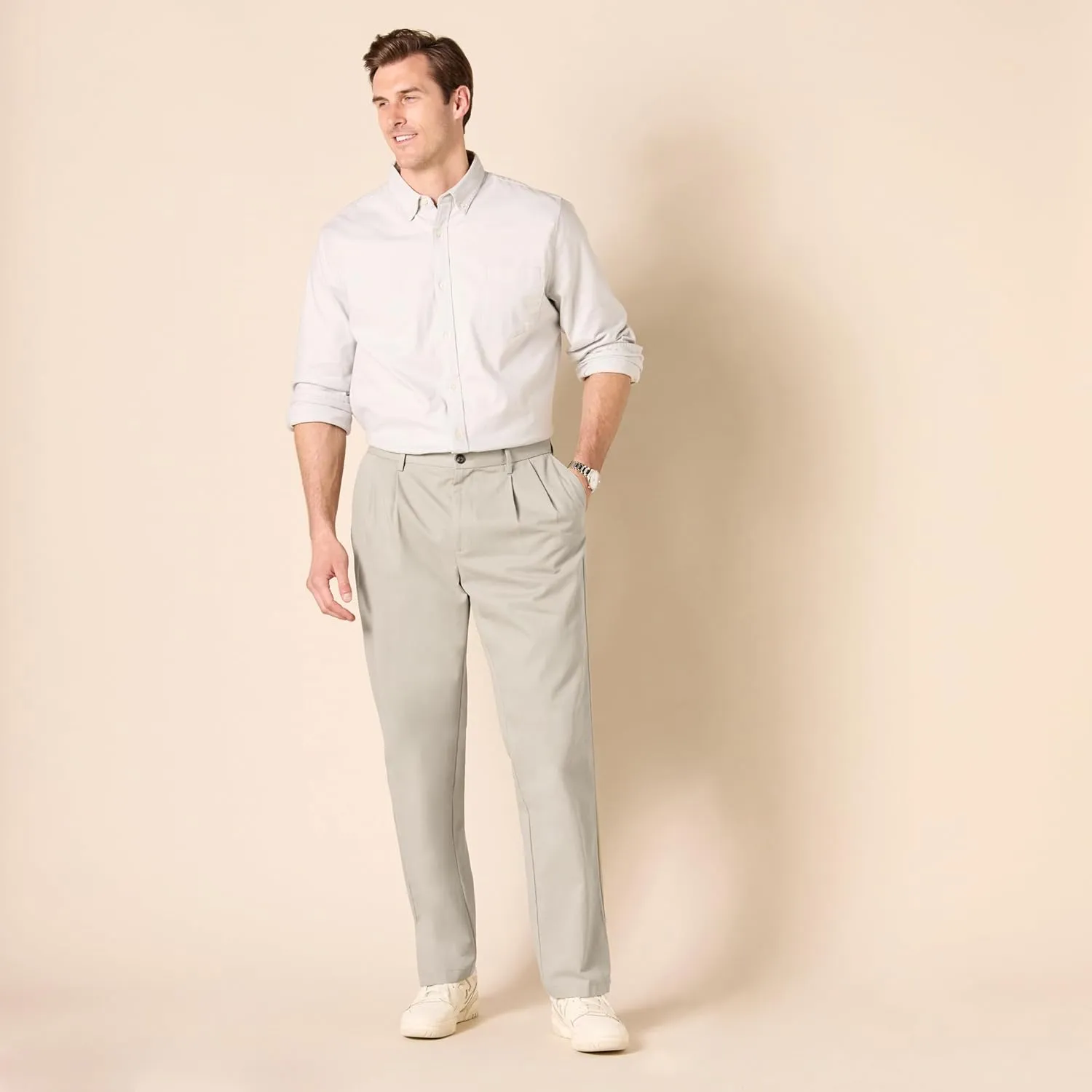 Amazon Essentials Men's Classic-Fit Wrinkle-Resistant Pleated Chino Pant (Available in Big & Tall)
