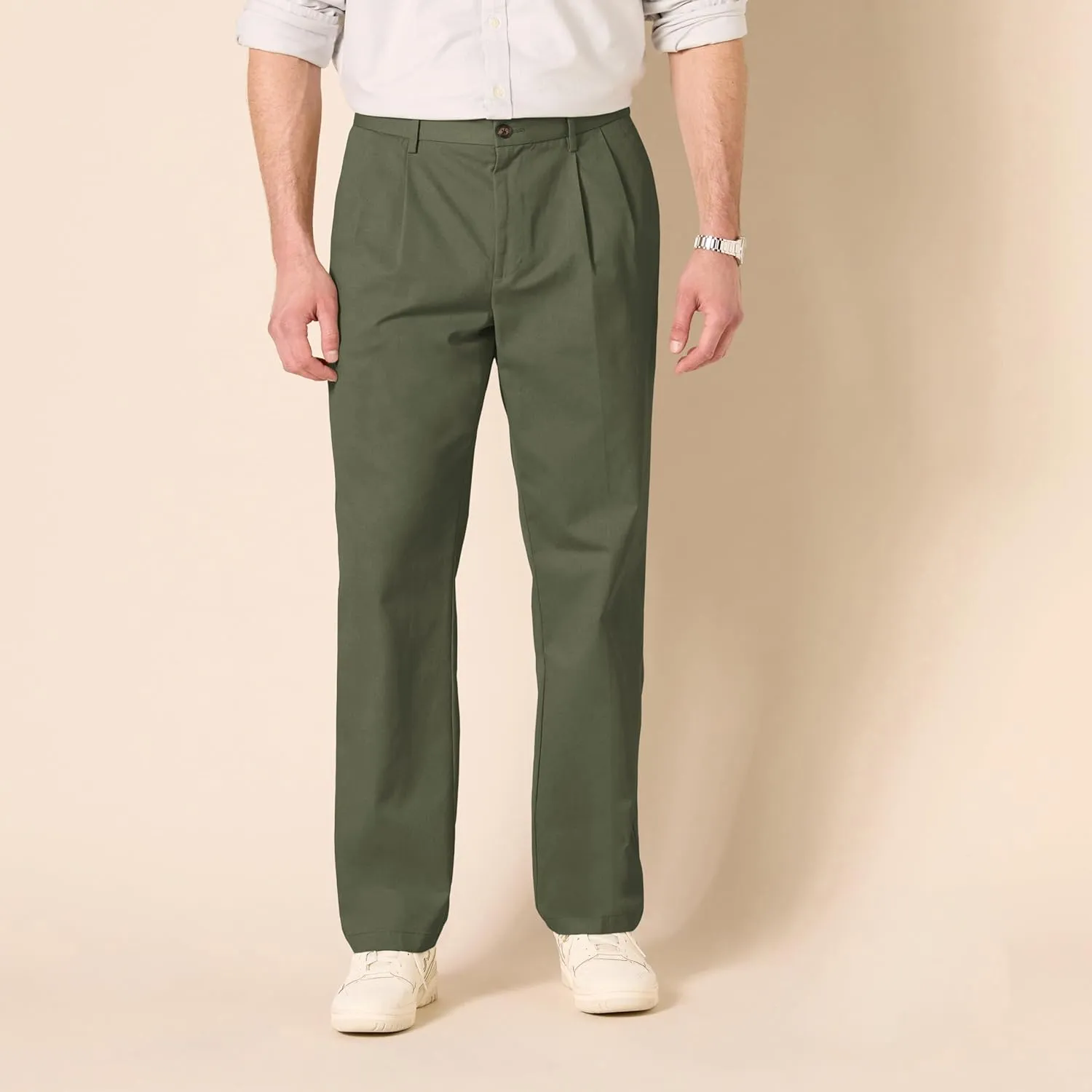 Amazon Essentials Men's Classic-Fit Wrinkle-Resistant Pleated Chino Pant (Available in Big & Tall)