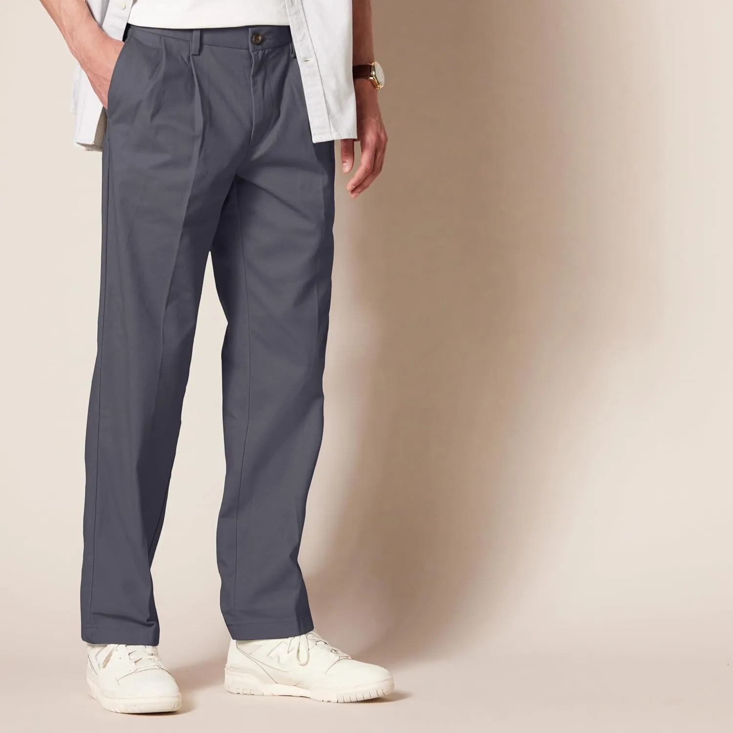 Amazon Essentials Men's Classic-Fit Wrinkle-Resistant Pleated Chino Pant (Available in Big & Tall)