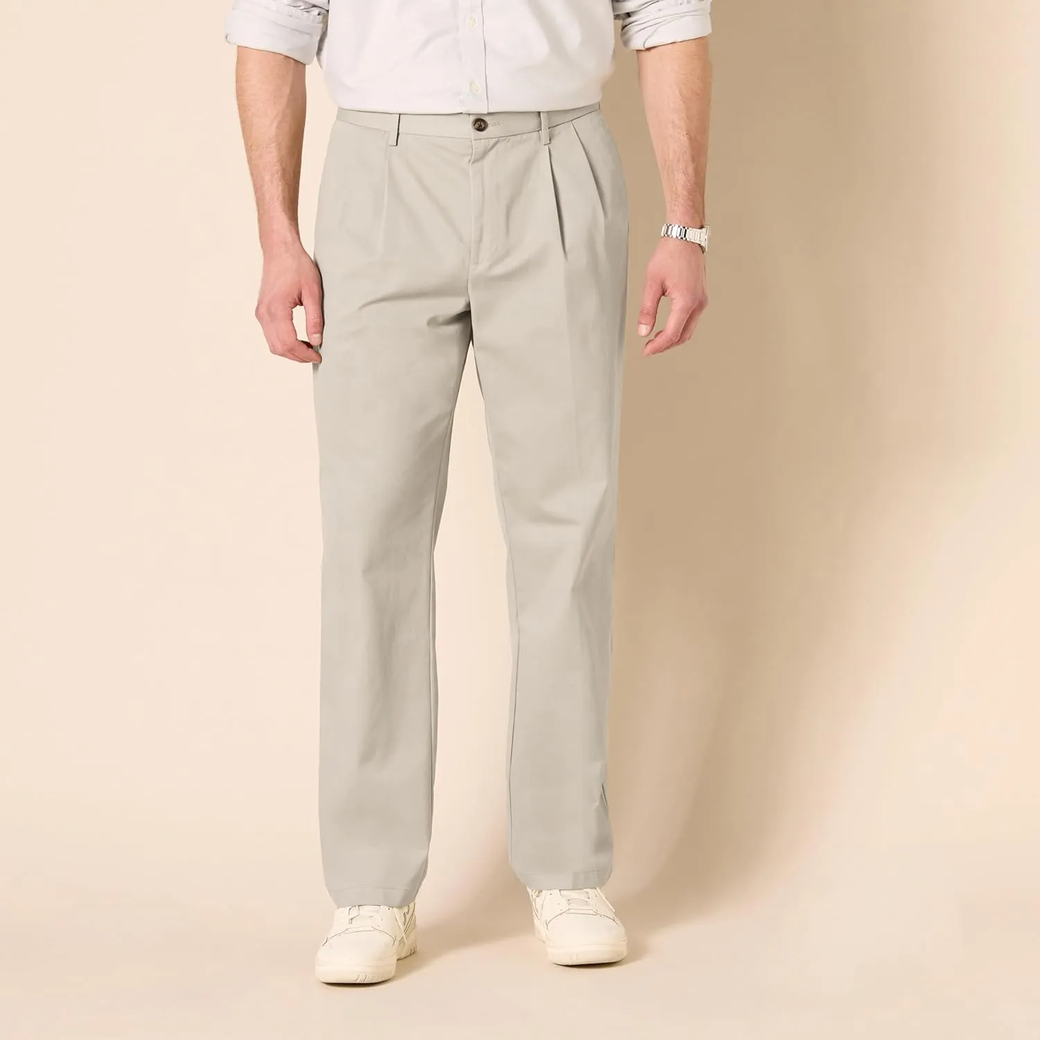 Amazon Essentials Men's Classic-Fit Wrinkle-Resistant Pleated Chino Pant (Available in Big & Tall)
