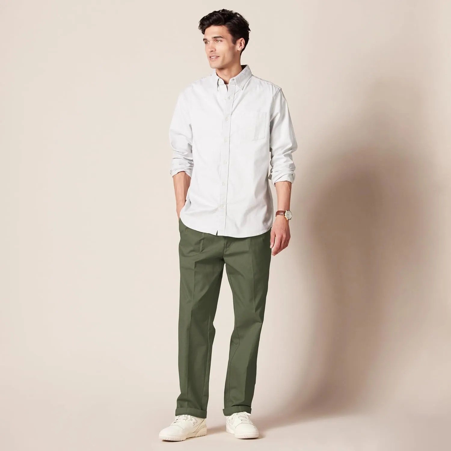Amazon Essentials Men's Classic-Fit Wrinkle-Resistant Pleated Chino Pant (Available in Big & Tall)