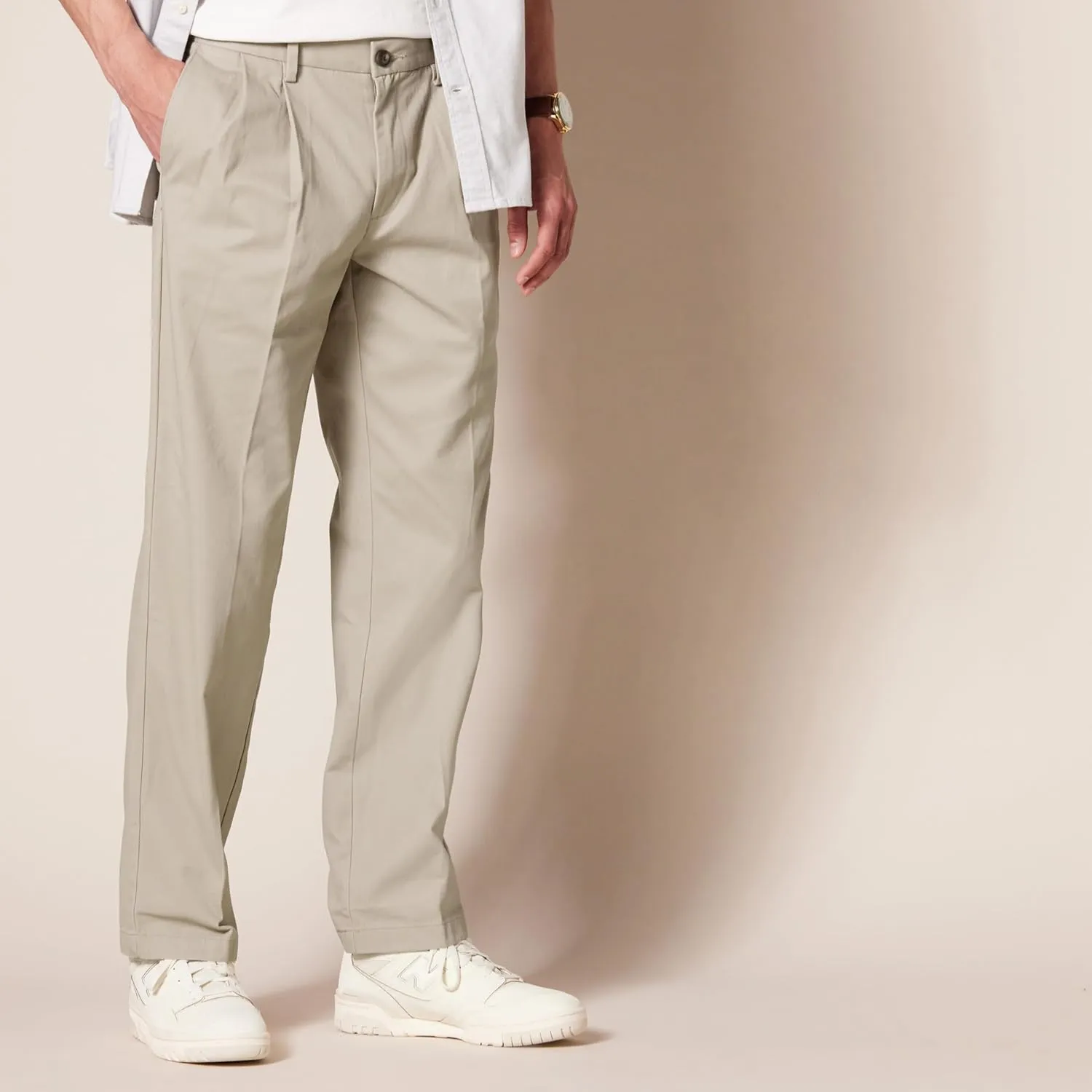 Amazon Essentials Men's Classic-Fit Wrinkle-Resistant Pleated Chino Pant (Available in Big & Tall)