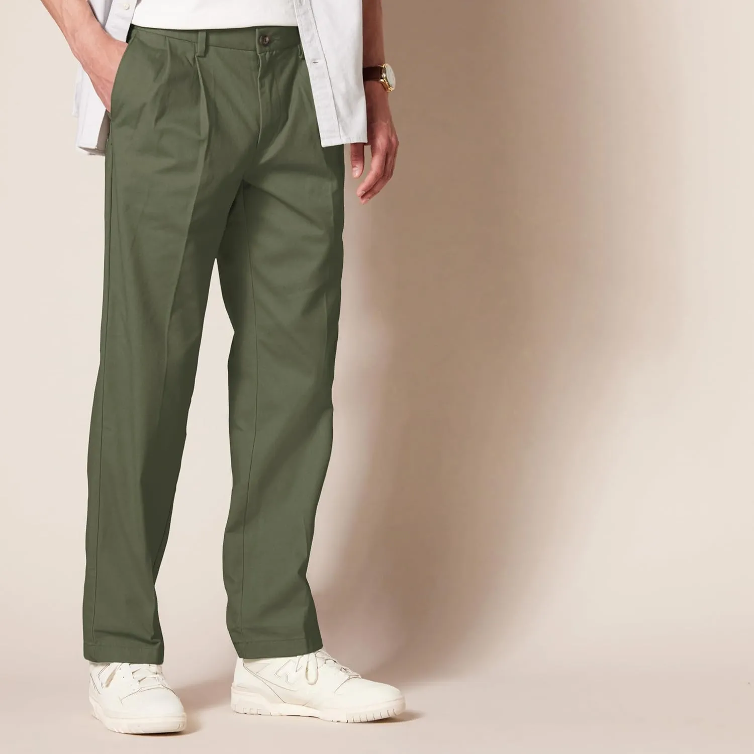 Amazon Essentials Men's Classic-Fit Wrinkle-Resistant Pleated Chino Pant (Available in Big & Tall)