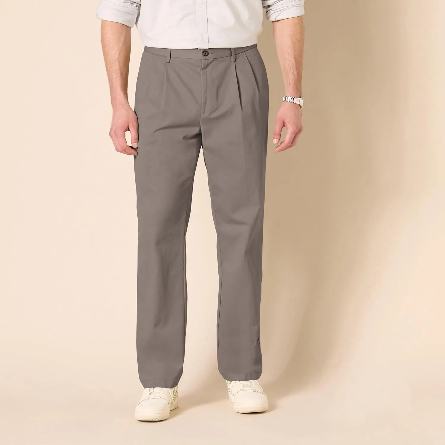 Amazon Essentials Men's Classic-Fit Wrinkle-Resistant Pleated Chino Pant (Available in Big & Tall)