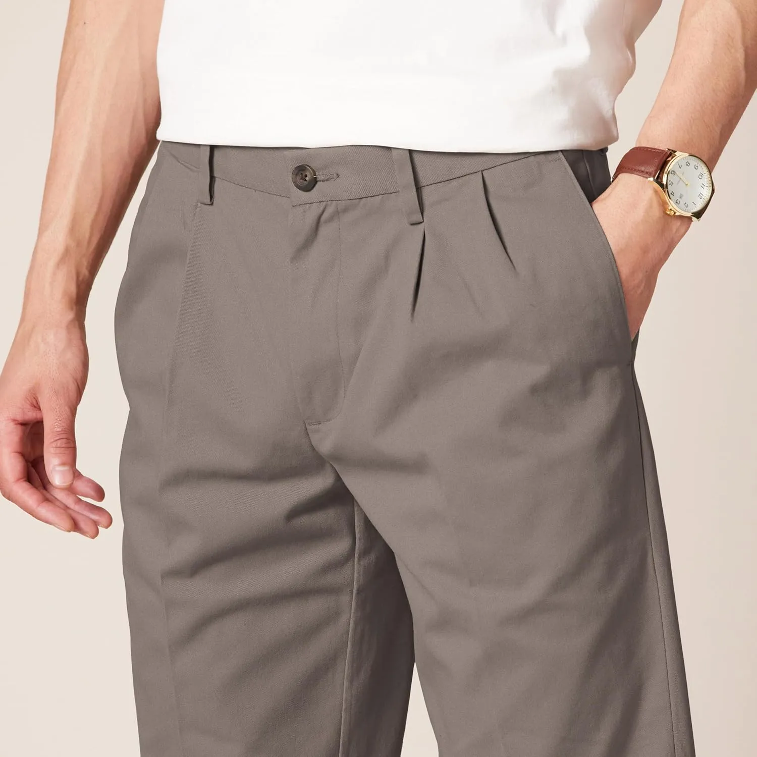 Amazon Essentials Men's Classic-Fit Wrinkle-Resistant Pleated Chino Pant (Available in Big & Tall)
