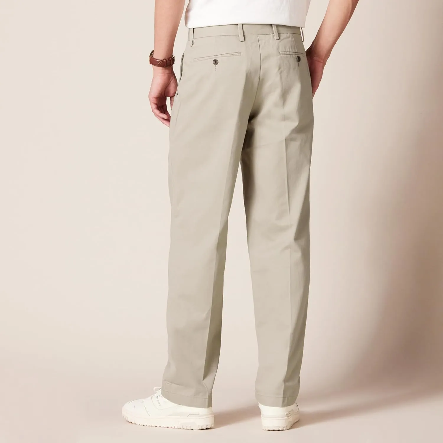 Amazon Essentials Men's Classic-Fit Wrinkle-Resistant Pleated Chino Pant (Available in Big & Tall)