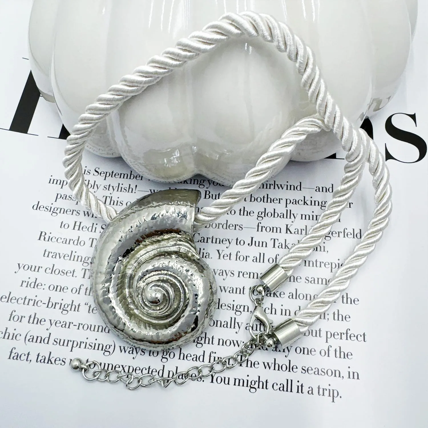 Gold Shell Necklace for Women Conch Shell Necklace Large Conch Necklace Beach Charm Necklace Shell Charm Necklace Boho SeaShell Pendant Necklace Summer Beach Jewelry Gift