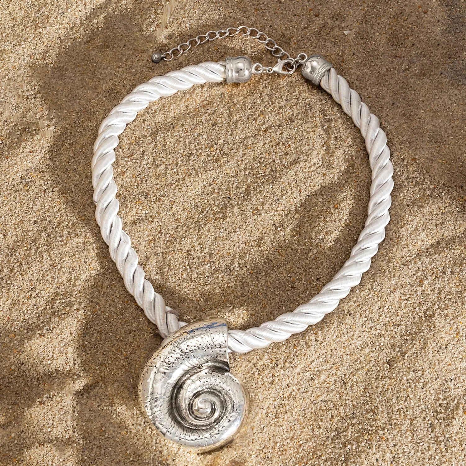 Gold Shell Necklace for Women Conch Shell Necklace Large Conch Necklace Beach Charm Necklace Shell Charm Necklace Boho SeaShell Pendant Necklace Summer Beach Jewelry Gift