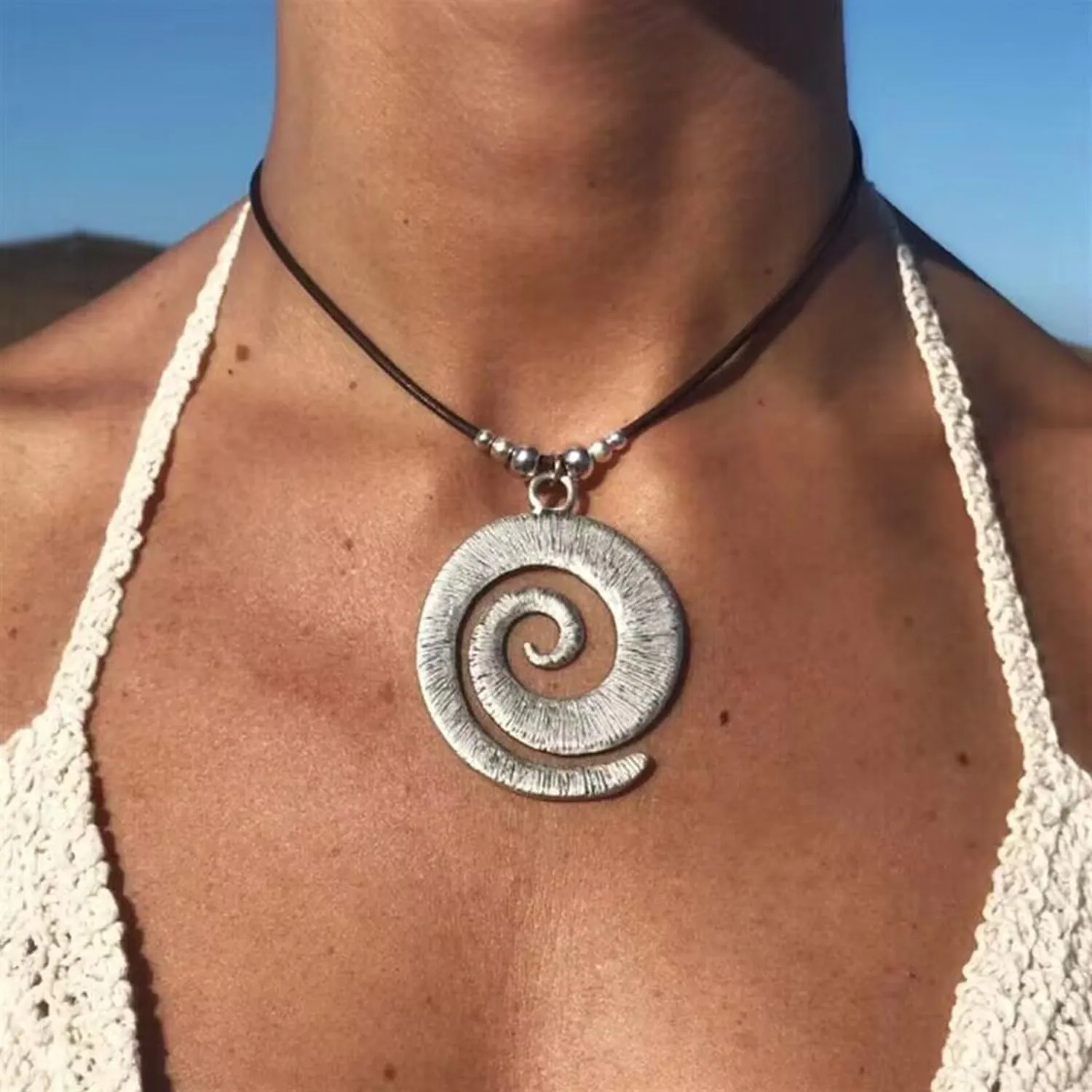 Gold Shell Necklace for Women Conch Shell Necklace Large Conch Necklace Beach Charm Necklace Shell Charm Necklace Boho SeaShell Pendant Necklace Summer Beach Jewelry Gift