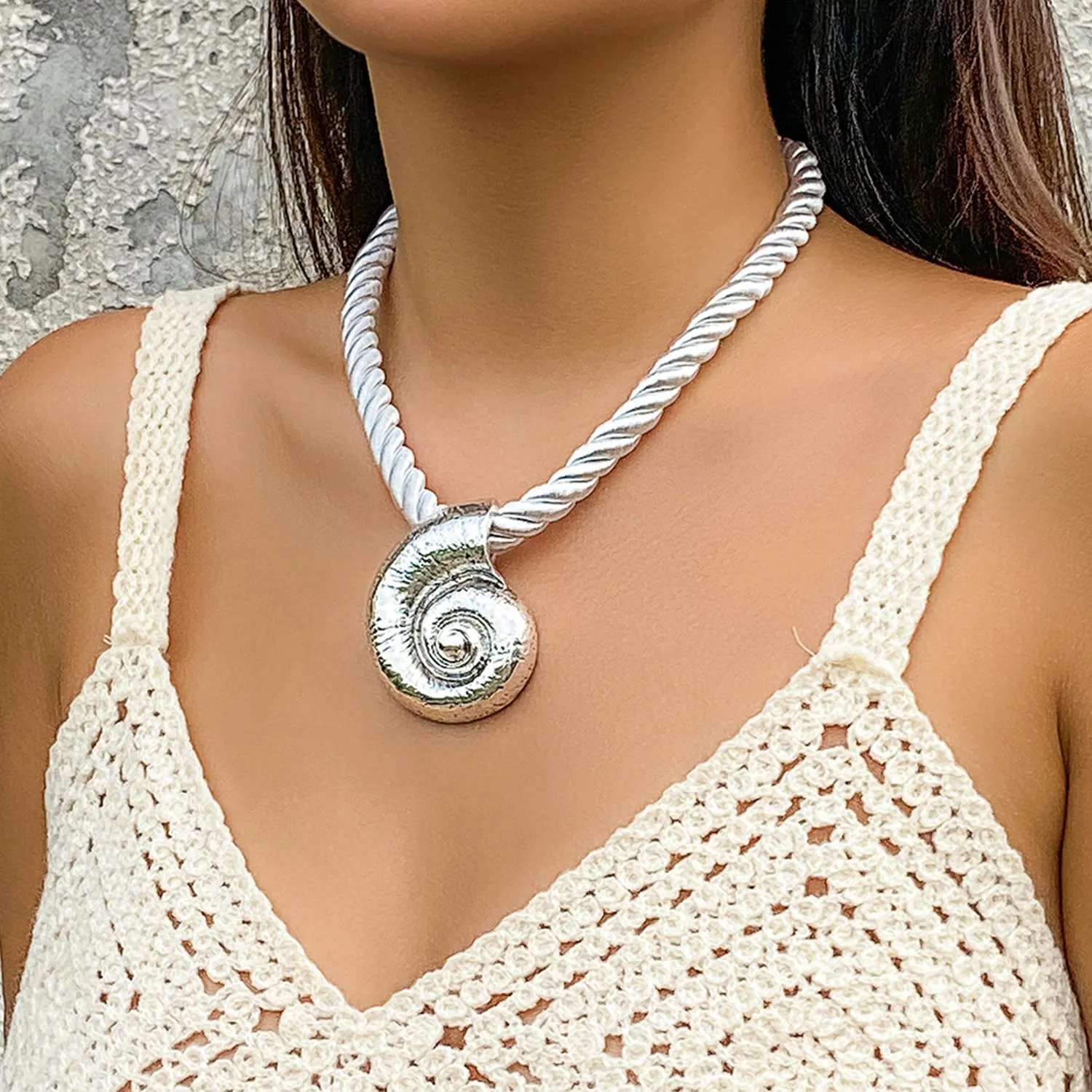 Gold Shell Necklace for Women Conch Shell Necklace Large Conch Necklace Beach Charm Necklace Shell Charm Necklace Boho SeaShell Pendant Necklace Summer Beach Jewelry Gift