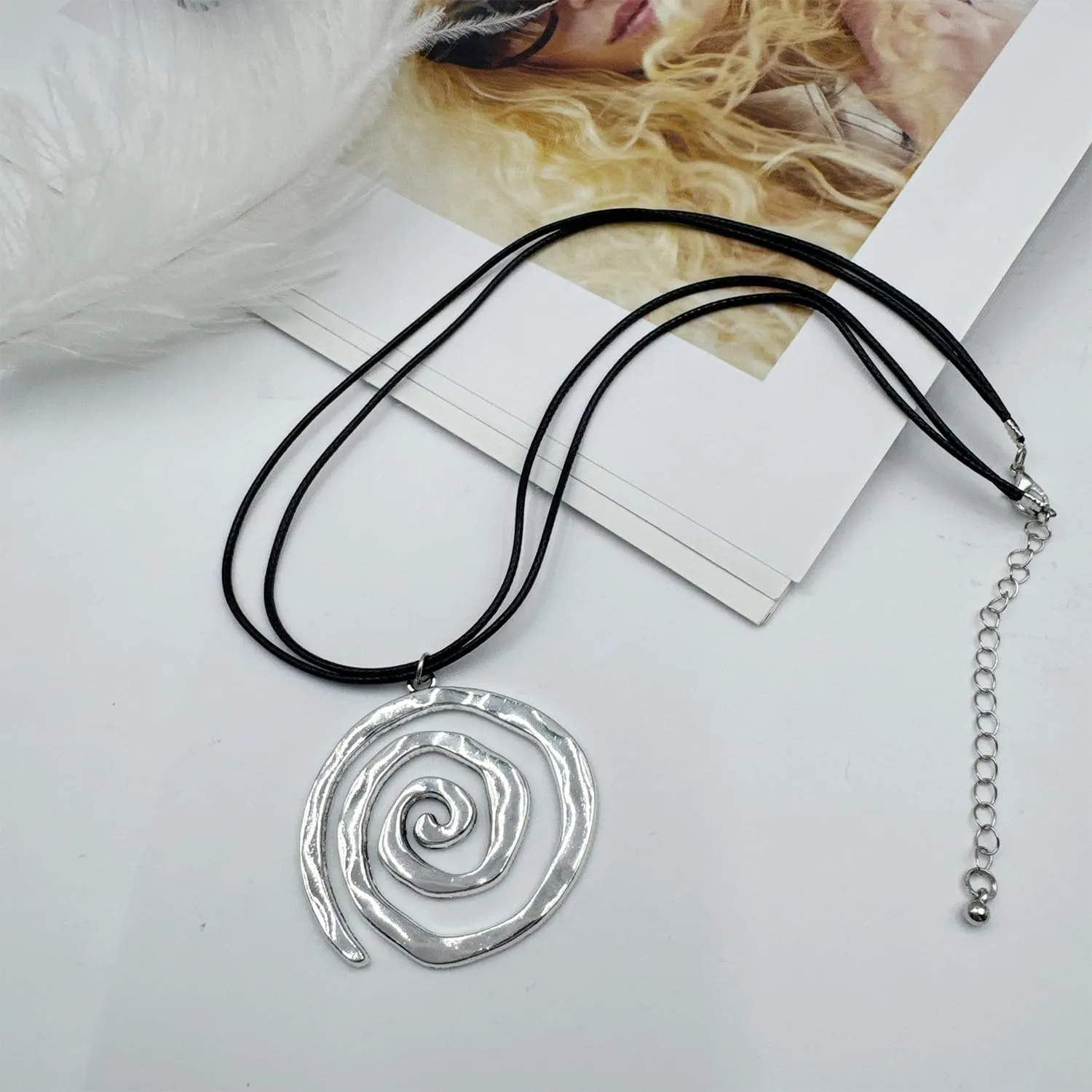 Gold Shell Necklace for Women Conch Shell Necklace Large Conch Necklace Beach Charm Necklace Shell Charm Necklace Boho SeaShell Pendant Necklace Summer Beach Jewelry Gift