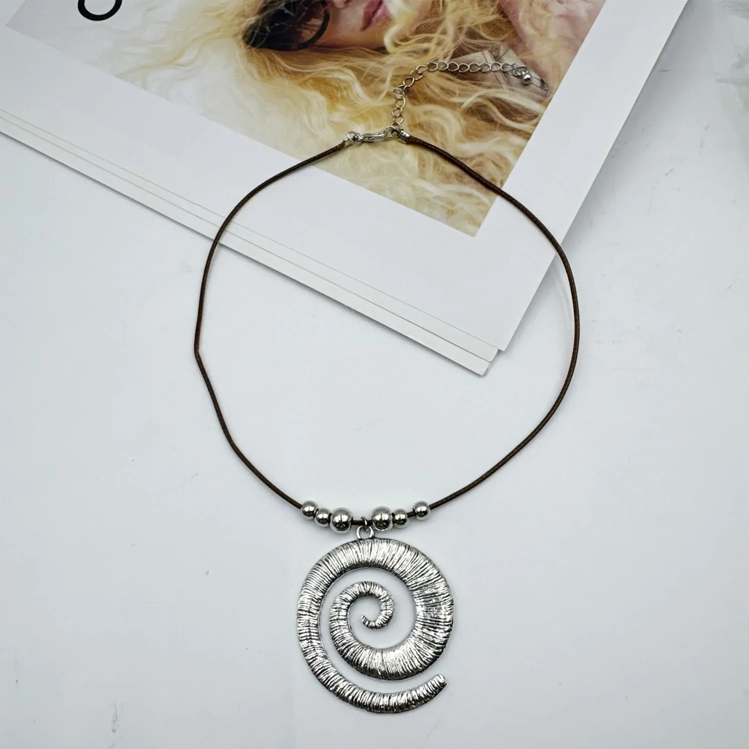 Gold Shell Necklace for Women Conch Shell Necklace Large Conch Necklace Beach Charm Necklace Shell Charm Necklace Boho SeaShell Pendant Necklace Summer Beach Jewelry Gift